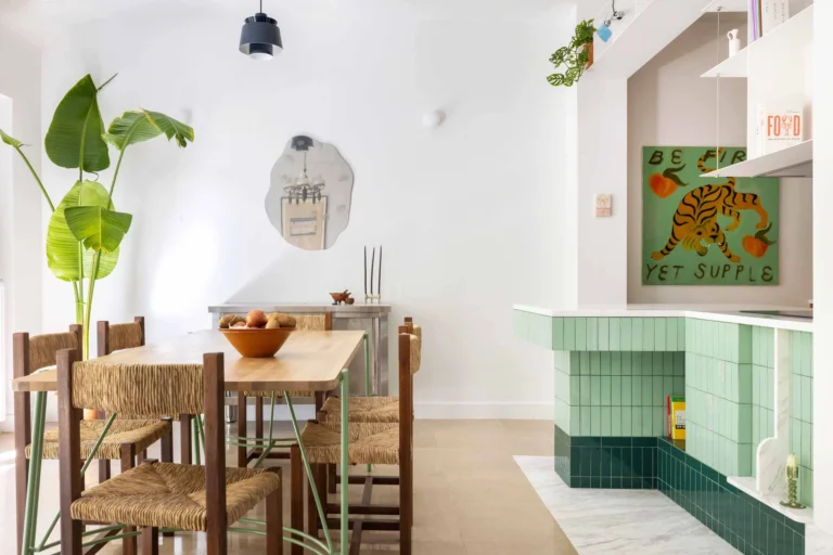 Квартира в Афинах с ярким декором: проект Oikonomakis Siampakoulis Architects
